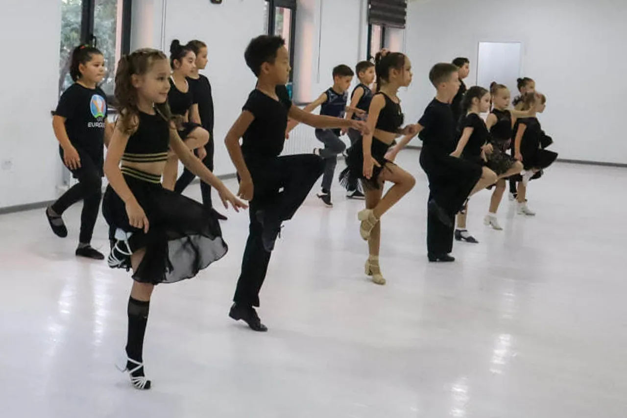 Дети танцуют вальс на занятии бальных танцев